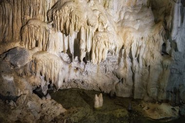 Mağarada sarkıtlar ve dikitler var.