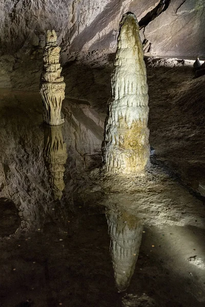 Gros Stalagmites Lac Intérieur Grotte — Photo