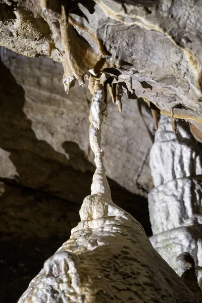Pequeno Estalagnat Caverna — Fotografia de Stock
