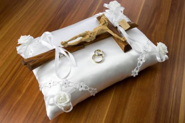 Alyans ve İsa beyaz yastık üzerinde çapraz