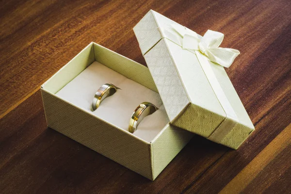 Anéis Casamento Dourados Caixa Decorada — Fotografia de Stock
