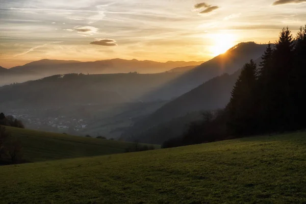 Krásné Barevné Snset Hory Vesničce Kalameny Pozadí Slovensko — Stock fotografie