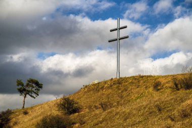Slovakya - çift çapraz Tupa Skala tepenin üstüne sembolü