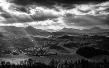 Güneş ışınları ve cennet kırsal ülke üzerinde. Cennet gökyüzüne. Siyah ve beyaz fotoğraf