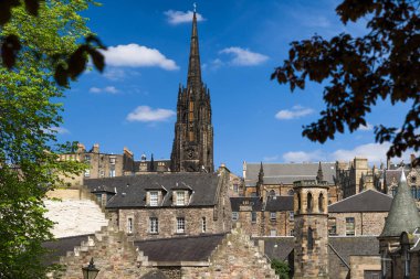 Edinburgh, İskoçya - 19 Mayıs: Tipik evleri, 18 Mayıs 2019 Edinburgh şehir merkezinde