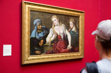 Edinburgh, İskoçya - 19 Mayıs: Tarih 19 Mayıs 2019 Edinburgh şehir merkezinde İskoç Ulusal Galeri Loto ve Titian resimlerinde bakarak kadın