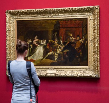 Edinburgh, İskoçya - Mayıs 19: 19 Mayıs 2019 Edinburgh'da İskoç Ulusal Galeri resim bakarak kadın