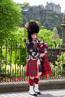 Edinburgh, İskoçya - Mayıs 19: 19 Mayıs 2018 yılında Edinburgh şehir merkezinde gayda üzerinde oynamak İskoç piper