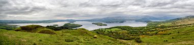 Panoramik manzaralı konik Hill. Göl Loch Lomond, İskoçya