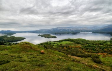 Güzel İskoç manzara. Göl Loch Lomond