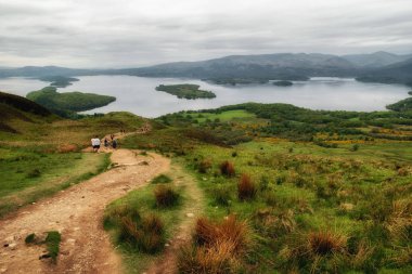İskoçya'da yürüyüş. Konik hill göster. Göl Loch Lomond, arka plan