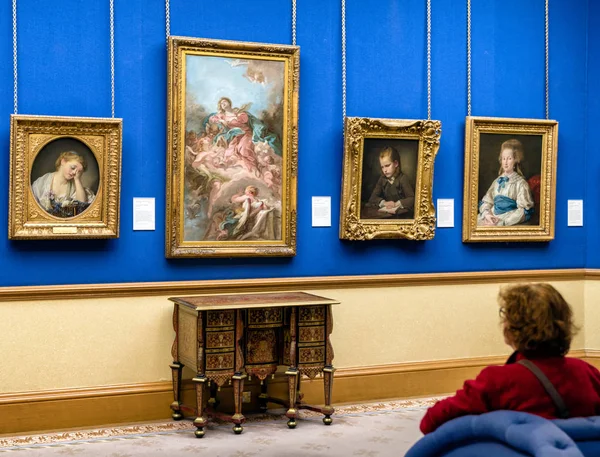 Edinburgh Scotland Mai 2019 Frau Betrachtet Gemälde Der Schottischen Nationalgalerie — Stockfoto