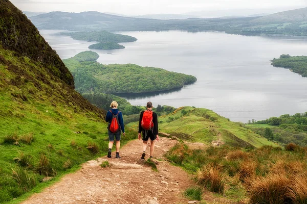 İskoçya'da yürüyüş. Konik hill göster. Göl Loch Lomond, arka plan