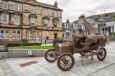 Fort William, İskoçya - 22 Mayıs: Bronz heykeli Fort William 22 Mayıs 2018 üzerinde şehrin merkezinde efsanevi araba Ford T