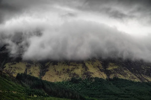 Nubes Oscuras Cima Colina Scottish Highlands — Foto de Stock