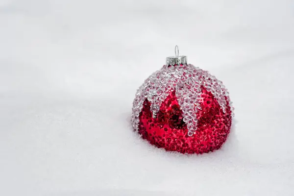 Czerwona Piłka Boże Narodzenie Śniegu Xmas Tło — Zdjęcie stockowe
