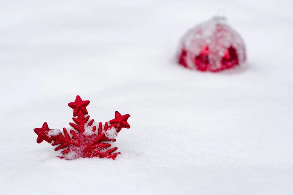 雪中的红白色装饰 圣诞游乐场 — 图库照片