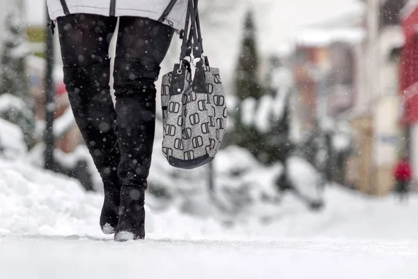 Mulher Andando Calçada Nevada Cidade Inverno Close Tiro Nas Pernas — Fotografia de Stock