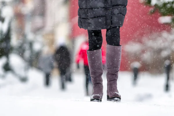 Kobieta Chodzenie Chodniku Śniegu Zimie Miasto Bliska Strzał Nogi Buty — Zdjęcie stockowe