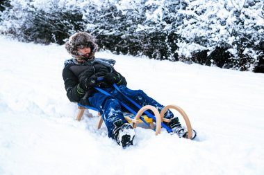 Çocuk bir kızak kış ülke at binme