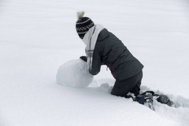 Kar ile oynama ve bir kardan adam yapma çocuk