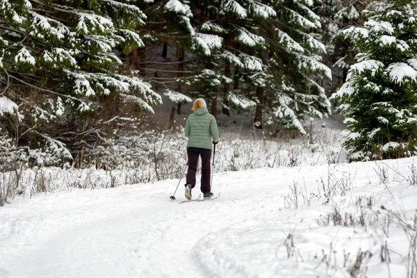 Mulher Fazendo Esqui Cross Country Floresta Inverno — Fotografia de Stock