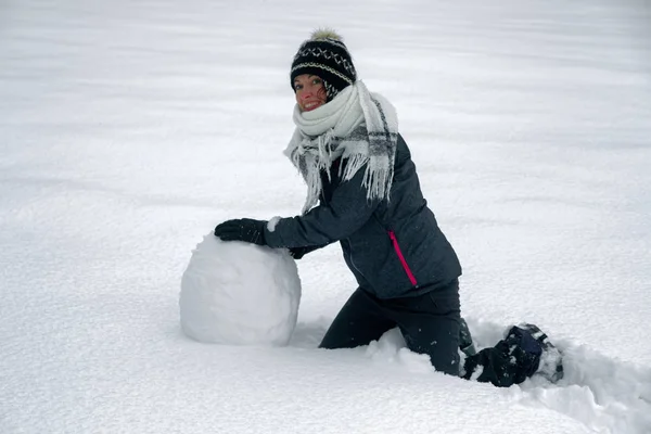 Feliz Joven Mujer Haciendo Muñeco Nieve —  Fotos de Stock