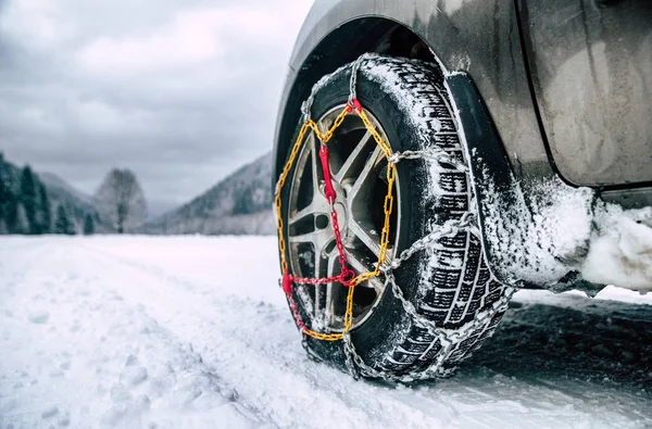 Snökedjor Däck Detalj Hjulet Wimter Road — Stockfoto