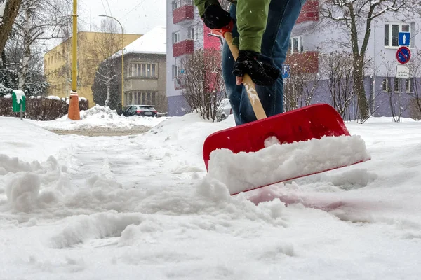 Homem Limpeza Pavimento Neve Com Temporada Inverno — Fotografia de Stock