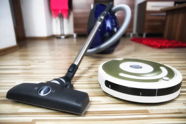 Robotic Vacuum Cleaner Classic Vacuuming Laminate Floor — Stock Photo, Image