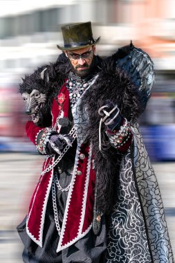 Venice, İtalya - 11 Şubat: Şeytan kostümlü 11 Şubat 2018 geleneksel karnaval Venedik, adam
