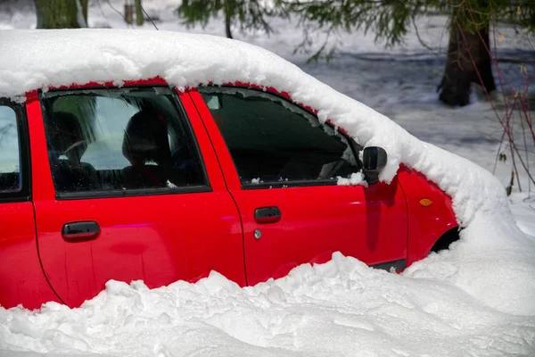Припаркованная Машина Покрыта Снегом Зимний Сезон — стоковое фото