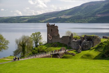 Urquhart castle ve göl Loch Ness, İskoçya