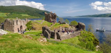 Panoramik Urquhart casle ve Loch Ness, İskoçya