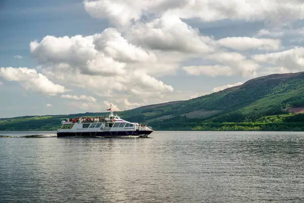 Loch Ness Scotland May Cruiseskip Innsjøen Loch Ness Fullt Turister – stockfoto