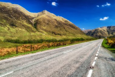 Glen Shiel - İskoç doğa boş yolda. İskoçya