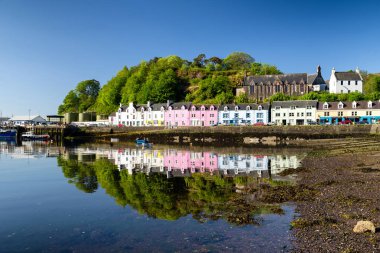 Portree, İskoçya - 24 Mayıs: Küçük liman şehrin üzerinde 24 Mayıs 2018 yılında Portree Isle of Skye, Portree teknelerle
