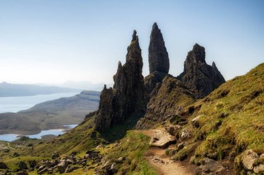İskoçya 'daki Skye Adası' ndaki Storr 'un İhtiyar Adamı. Güzel İskoç manzarası