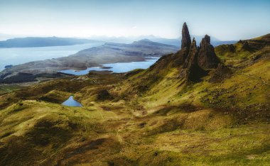 İskoçya 'daki Skye Adası' ndaki Storr 'un İhtiyar Adamı. Güzel İskoç manzarası