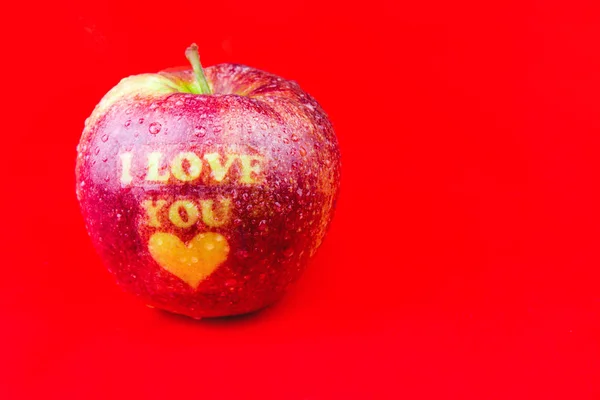 Apple Textem Miluji Červeném Pozadí Den Svatého Valentýna Koncept — Stock fotografie