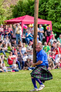 Sırığı disiplin İskoç Highland adlı oyun savurma