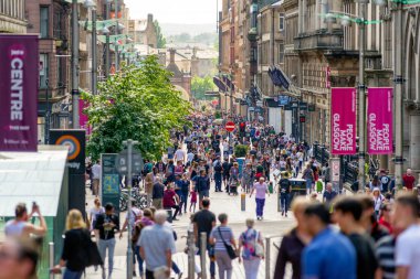 Glasgow, İskoçya şehir merkezinde yürüyüş insanlar