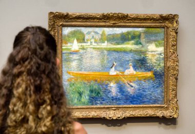 Ulusal Galeri Claude Monet resmini bakarak ziyaretçi 