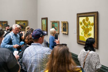 Bir fotoğraf Vincent Van Gogh'un yapma ziyaretçi Ulusal boyama