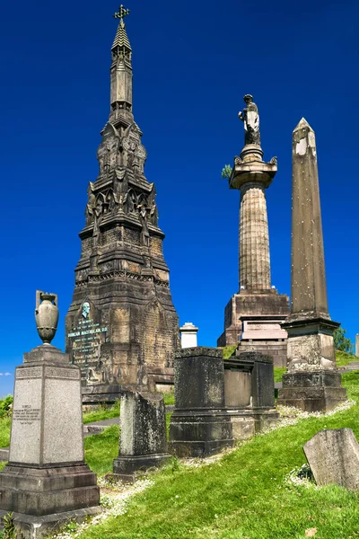 Tumbas antiguas en la necrópolis de Glasgow - cementerio victoriano, Escocia —  Fotos de Stock