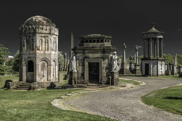 Tumbas antiguas en la necrópolis de Glasgow - cementerio victoriano, Escocia —  Fotos de Stock