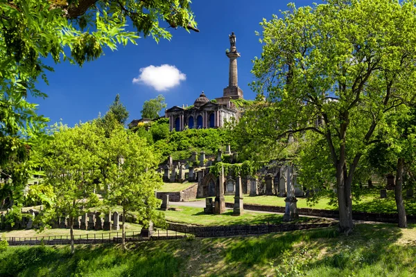Staré hroby v Glasgow nekropole - viktoriánské hřbitov, Skotsko — Stock fotografie