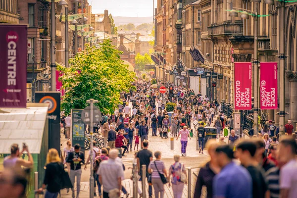 Pessoas que caminham no centro da cidade Glasgow, Escócia — Fotografia de Stock