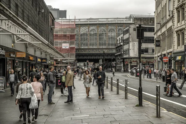 Persone a piedi nel centro della città Glasgow, Scozia — Foto Stock