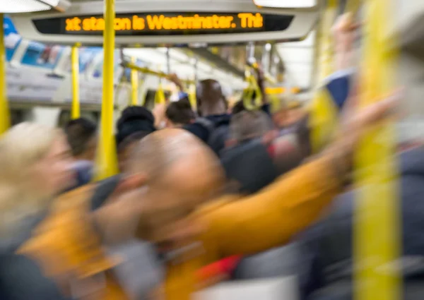 Metro cheio de pessoas desfocadas em Londres — Fotografia de Stock